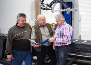 Schweißer Lothar Finger, Planungsingenieur Klaus Jacob und Geschäftsführer Egbert Petrick besprechen die Fertigung an der neuen CNC Rohrschneidemaschine (von links nach rechts)