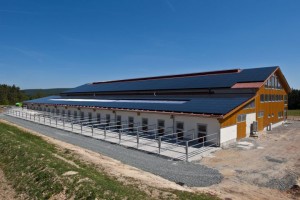 Die Reithalle in Neudrossenfeld wurde 2011 mit einer Photovoltaikanlage mit CIS-Dünnschichtmodulen ausgestattet und liegt bereits jetzt über dem prognostizierten Ertrag (Quelle: Ben Wiesenfarth)