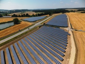 Solarpark Amberg aus der Vogelperspektive – zirka 17.000 Solarmodule speisen rund 4MW Strom in das Netz der Amberger Stadtwerke ein