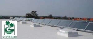 80 Quadratmeter Luftkollektoren auf dem Dach der Gasper GmbH in Sondershausen. Die Einbindung der SolarLuft-Wärme erfolgt über die Umluftansaugung der Hallenluftheizung. (Bilder: LK-Metall)