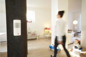 Einfach sicher leben: Der RWE SmartHome Bewegungsmelder steuert das Licht zu Hause und unterstützt den Einbruchschutz bei Abwesenheit