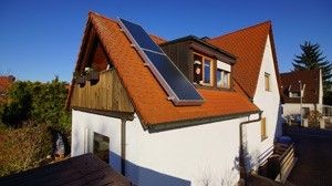 Dank der vier Quadratmeter großen Solarluft-Anlage konnten die Hofbauers die Luftfeuchtigkeit im Haus deutlich senken und Heizkosten sparen