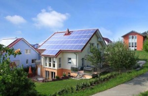 Photovoltaikanlage mit rund zehn Kilowatt Leistung auf einem Neubau am Rande des Odenwaldes (Foto: KACO new energy)