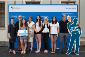 Energiesparmeister-Wettbewerb von co2online mit Barbara Hendricks und Schülern und Lehrkraft des Lessing Gymnasiums Köln
