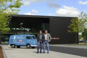 Die Presseverantwortlichen Michael Birke (links) und Henning Schulz präsentieren das Geburtstagskind vor der neuen Stiebel-Eltron-Akademie in Holzminden – dem Energy Campus.