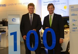 Partner für Elektromobilität: Günter Reichart, Vorstandsmitglied der EWR AG (re.), und Dr. Arndt Neuhaus, Vorstandsvorsitzender der RWE Deutschland AG (li.) (Foto: Berno Nix)