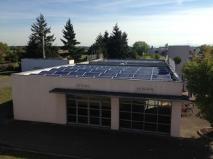 Über 150 Axitec Solarmodule liefern Strom für die gesunde Biokost in der Schulkantine