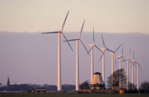Deutschland DEU Windpark Kaiser-Wilhelm-Koog, neue Windkraftanlagen und alte Windmuehle, copyright (c) Joerg Boethling