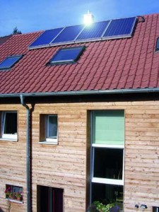 Ein Check durch Handwerker beseitigt mögliche Winterschäden. Solarthermieanlage auf Haus in Karlsruhe. (Foto: Zukunft Altbau)