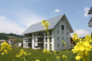 Solare Energie für Gebäude: Wärme, Strom und Mobilität – Am 28. Juni findet der erste Sonnenhaus-Tag im Bauzentrum München statt (Foto: Jenni Energietechnik)