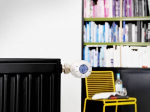 Im Sommer an den Winter denken: mit dem Einbau eines Eco Living Thermostatfühlers von Danfoss effizient die Heizkosten senken (PD-Foto: Danfoss)
