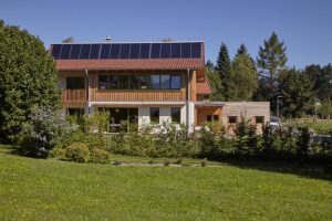 Mit 30 Quadratmetern Solarkollektoren kann die Familie über 60 Prozent ihres Wärmebedarfs solar decken. Mit einem Winkel von 60 Grad sind sie für die Wintersonne optimiert. Foto: Sonnenhaus-Institut / Petra Höglmeier