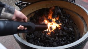 Looflighter von Big Green Egg - Mit ultraheißer Luft Holzkohle, Briketts und Kaminholz in Sekundenschnelle anzünden - Foto: Big Green Egg