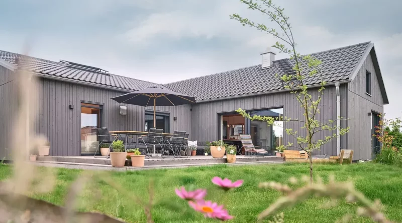 Bungalow in Holzbauweise: Ebenerdiges Wohnen mit L-Grundriss in Norddeutschland