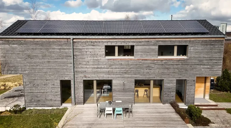 Ganzheitliche Energiekonzepte im Holzhausbau: Baufritz und E3/DC setzen auf Eigenversorgung